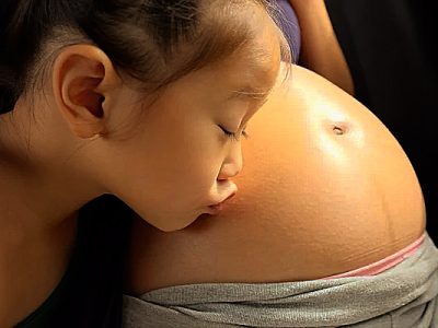 depositphotos_198134346-stock-photo-little-child-girl-kissing-belly1111111111